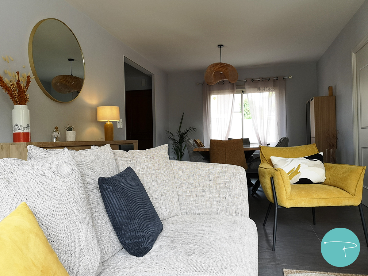 Coaching déco Vitré 35500, planche shopping salon et salle à manger style moderne épuré, mobilier bois, fauteuil jaune, canapé beige, suspensions bambou, style moderne, carrelage gris anthracite, murs gris, table bois pieds métal