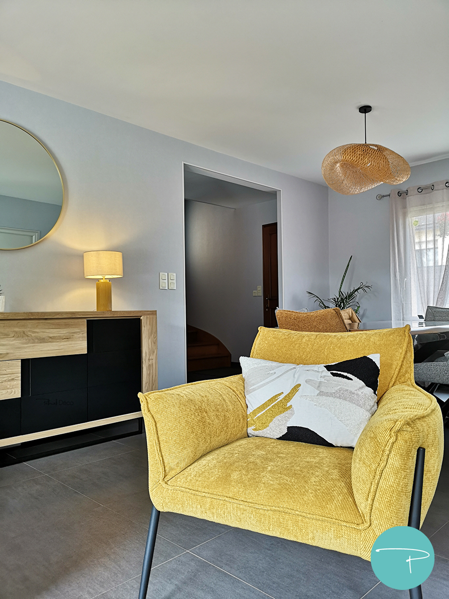 Coaching déco Vitré 35500, planche shopping salon et salle à manger style moderne épuré, mobilier bois, fauteuil jaune, canapé beige, suspensions bambou, style moderne, carrelage gris anthracite, murs gris, table bois pieds métal