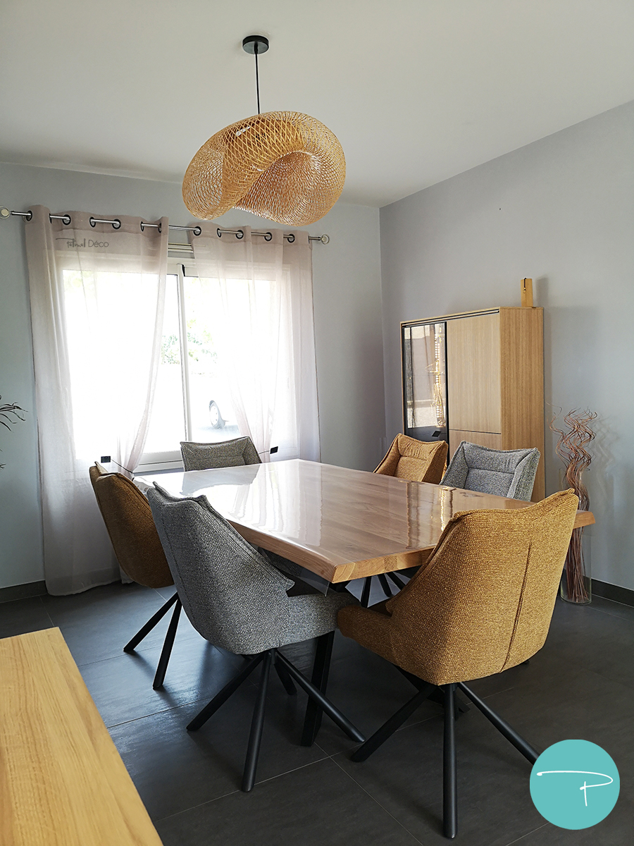 Coaching déco Vitré 35500, planche shopping salon et salle à manger style moderne épuré, mobilier bois, fauteuil jaune, canapé beige, suspensions bambou, style moderne, carrelage gris anthracite, murs gris, table bois pieds métal