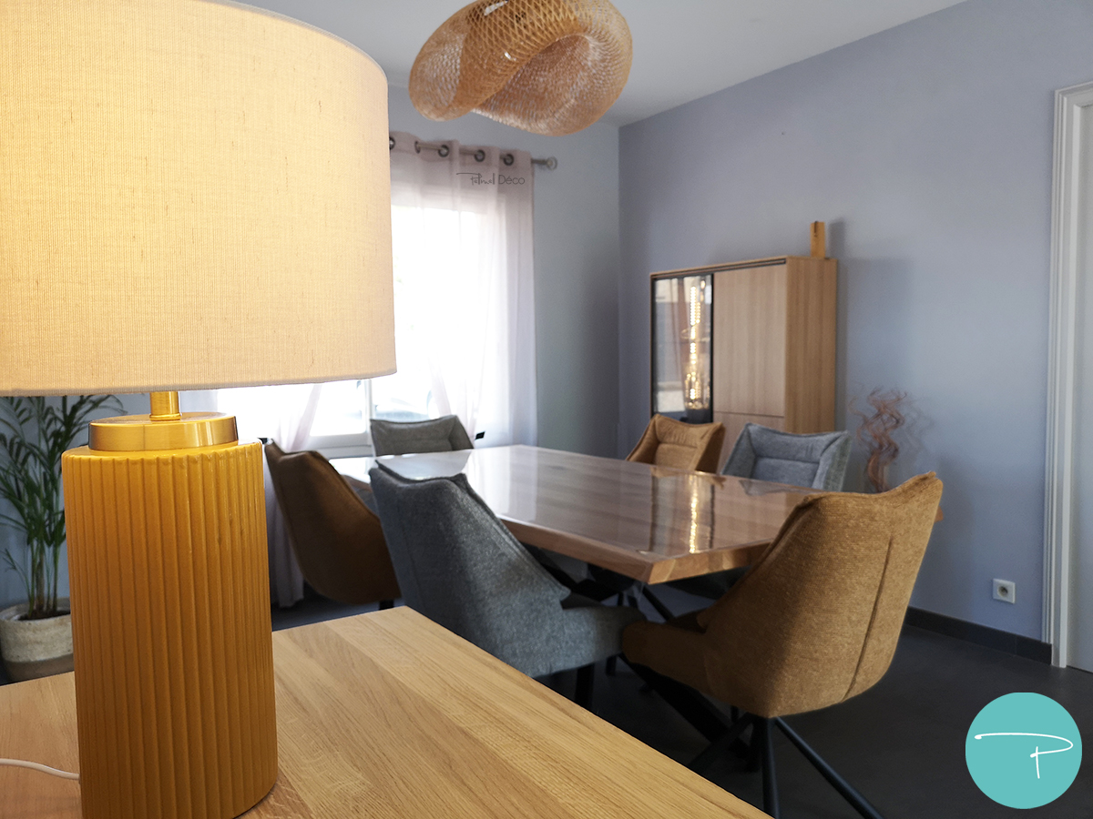 Coaching déco Vitré 35500, planche shopping salon et salle à manger style moderne épuré, mobilier bois, fauteuil jaune, canapé beige, suspensions bambou, style moderne, carrelage gris anthracite, murs gris, table bois pieds métal