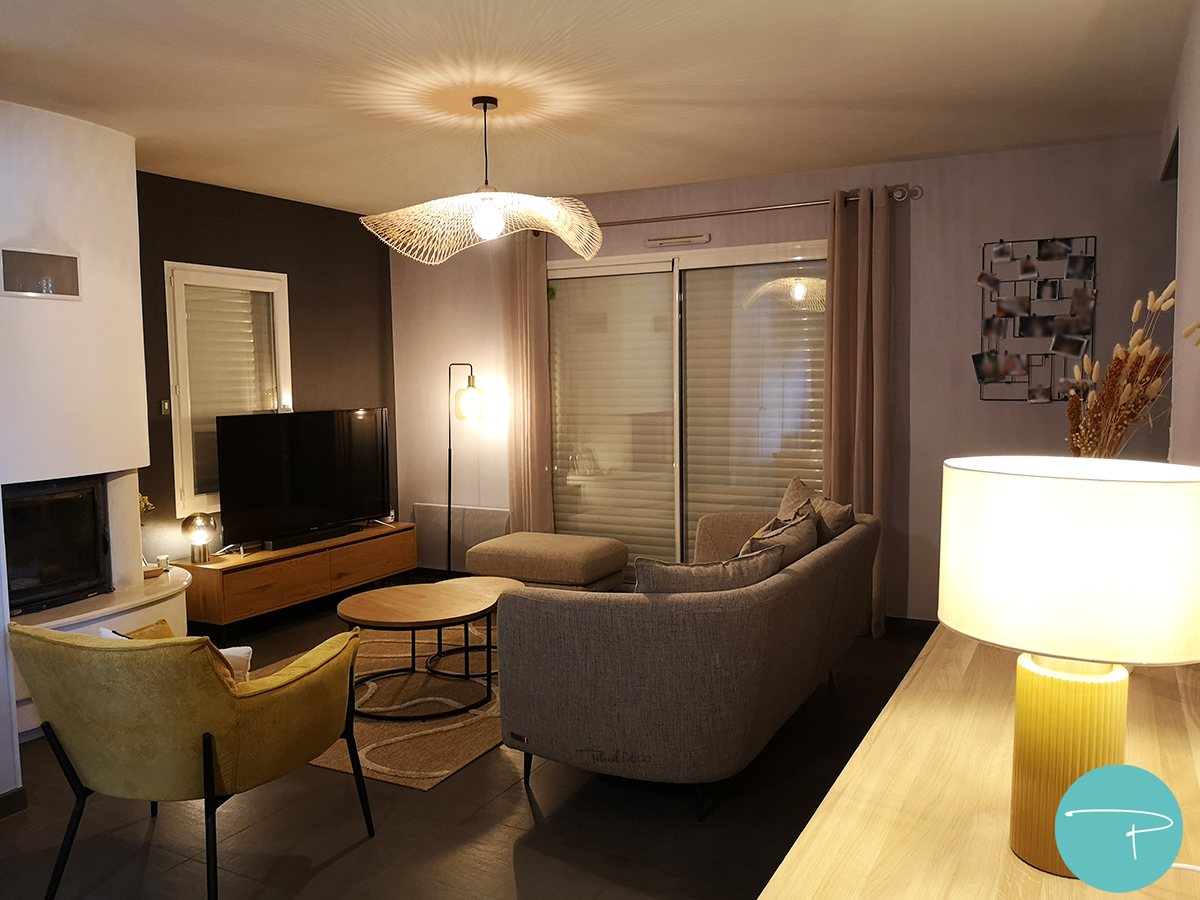 Coaching déco Vitré 35500, planche shopping salon et salle à manger style moderne épuré, mobilier bois, fauteuil jaune, canapé beige, suspensions bambou, style moderne, carrelage gris anthracite, murs gris, table bois pieds métal