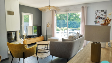 Coaching déco Vitré 35500, planche shopping salon et salle à manger style moderne épuré, mobilier bois, fauteuil jaune, canapé beige, suspensions bambou, style moderne, carrelage gris anthracite, murs gris, table bois pieds métal