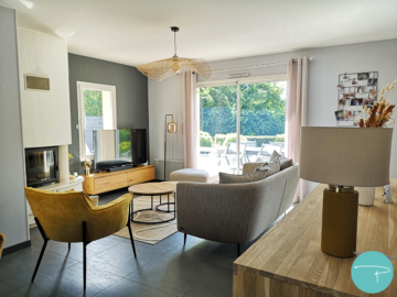 Coaching déco Vitré 35500, planche shopping salon et salle à manger style moderne épuré, mobilier bois, fauteuil jaune, canapé beige, suspensions bambou, style moderne, carrelage gris anthracite, murs gris, table bois pieds métal