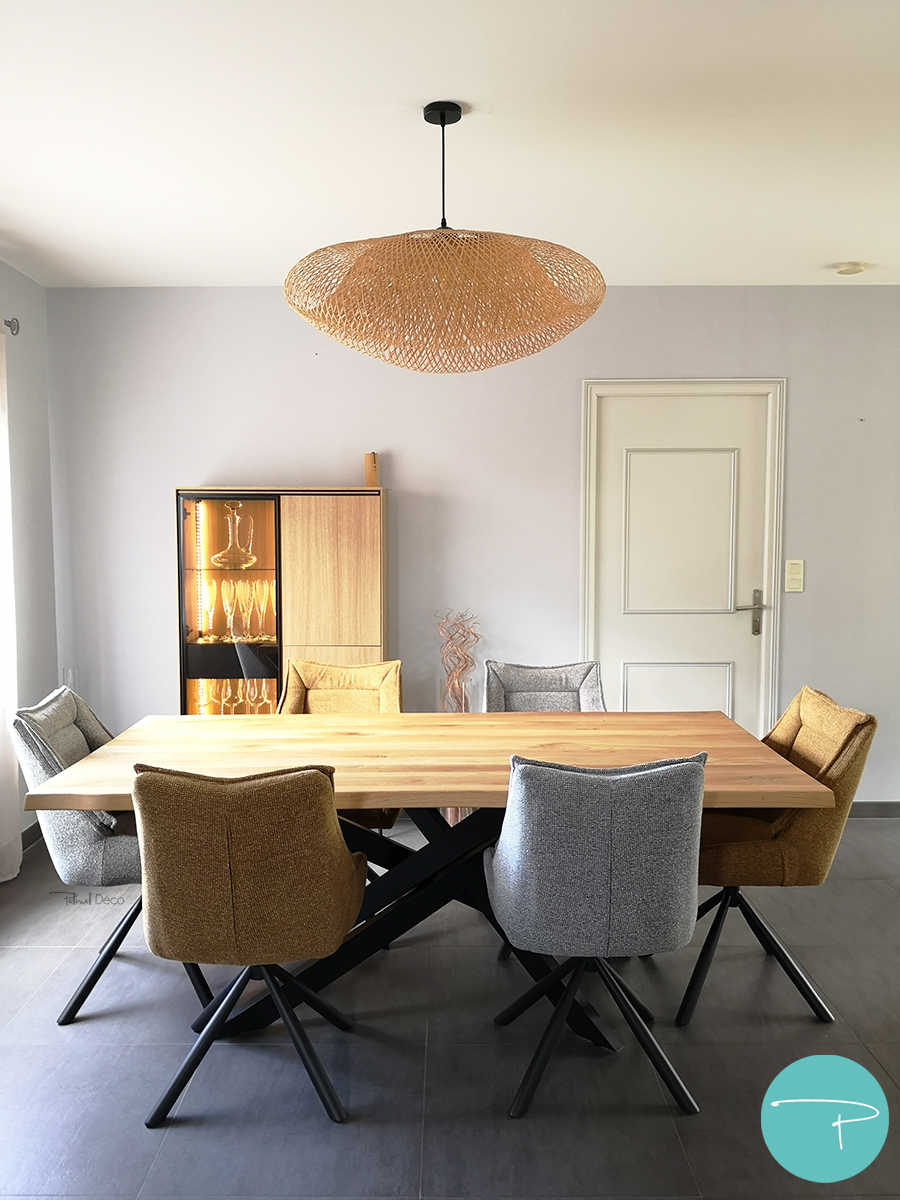 Coaching déco Vitré 35500, planche shopping salon et salle à manger style moderne épuré, mobilier bois, fauteuil jaune, canapé beige, suspensions bambou, style moderne, carrelage gris anthracite, murs gris, table bois pieds métal