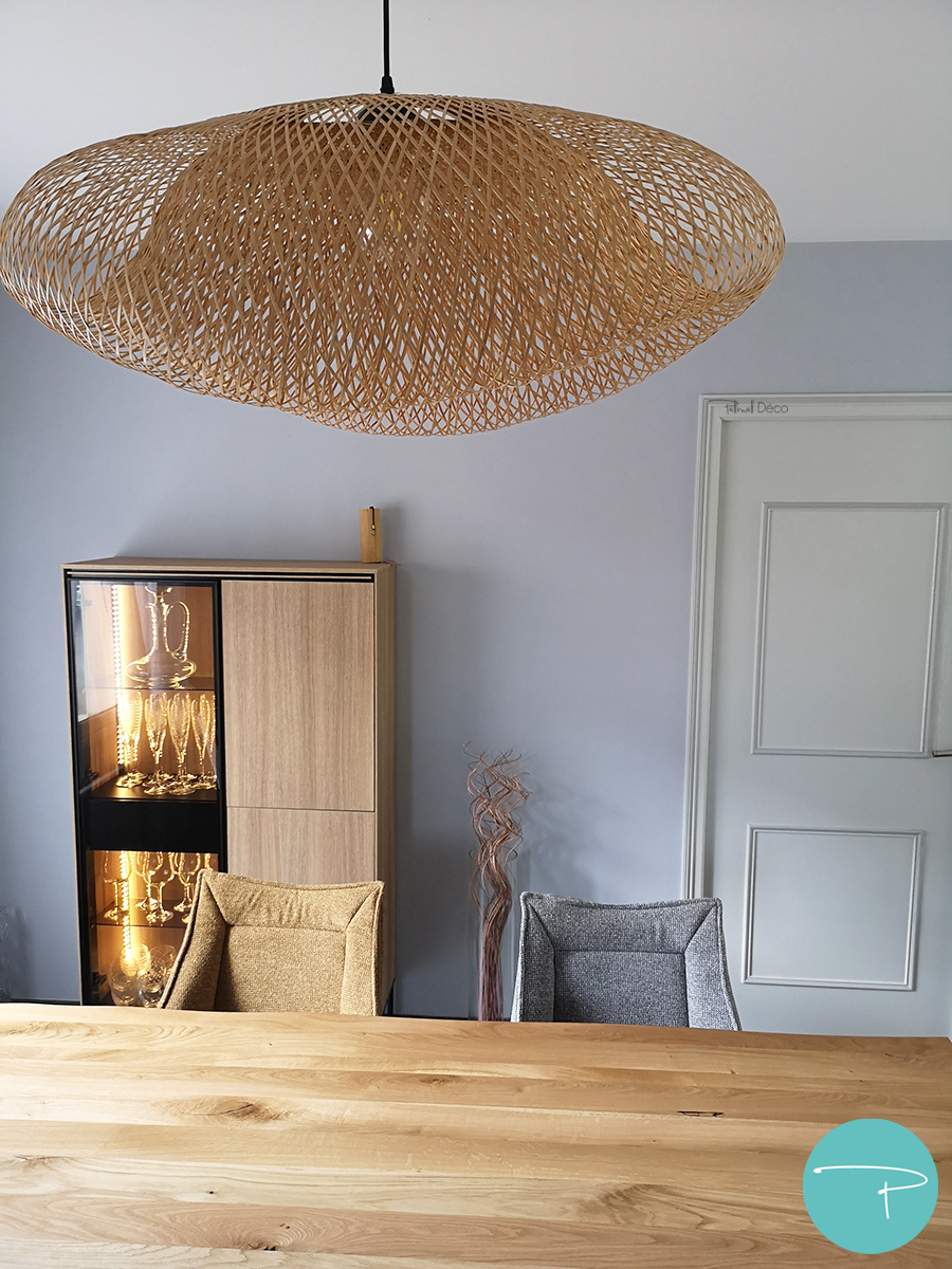 Coaching déco Vitré 35500, planche shopping salon et salle à manger style moderne épuré, mobilier bois, fauteuil jaune, canapé beige, suspensions bambou, style moderne, carrelage gris anthracite, murs gris, table bois pieds métal