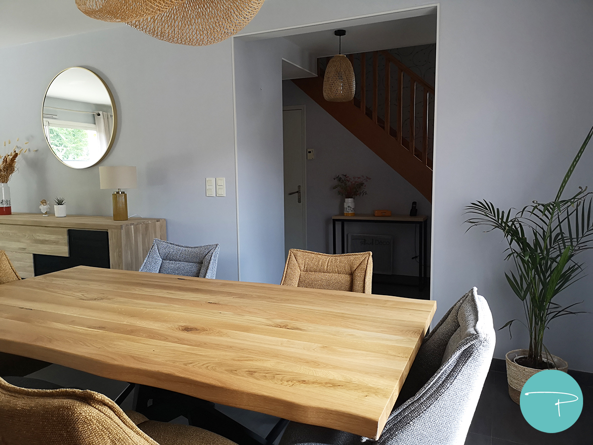Coaching déco Vitré 35500, planche shopping salon et salle à manger style moderne épuré, mobilier bois, fauteuil jaune, canapé beige, suspensions bambou, style moderne, carrelage gris anthracite, murs gris, table bois pieds métal