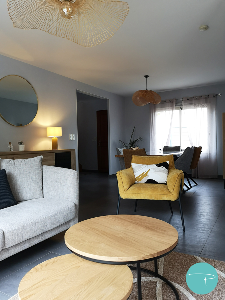 Coaching déco Vitré 35500, planche shopping salon et salle à manger style moderne épuré, mobilier bois, fauteuil jaune, canapé beige, suspensions bambou, style moderne, carrelage gris anthracite, murs gris, table bois pieds métal