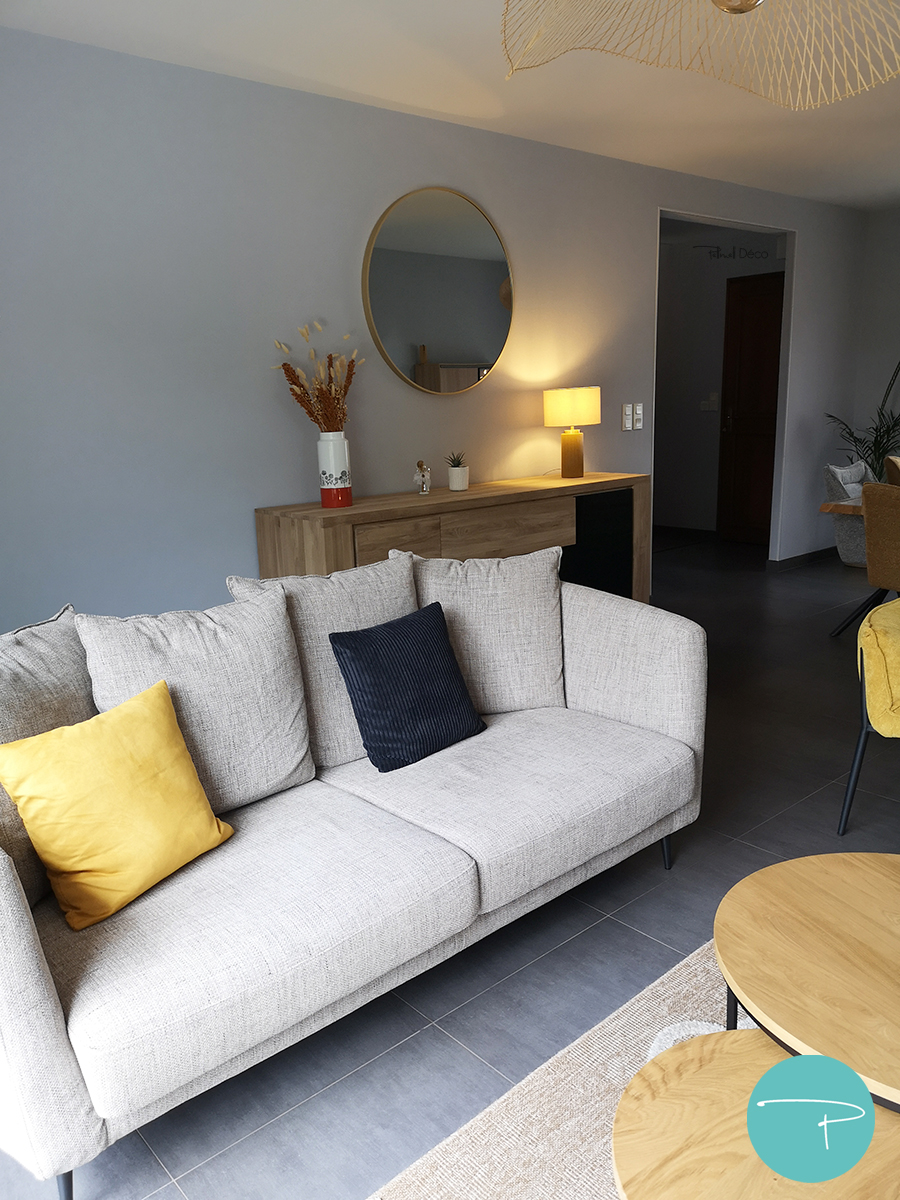 Coaching déco Vitré 35500, planche shopping salon et salle à manger style moderne épuré, mobilier bois, fauteuil jaune, canapé beige, suspensions bambou, style moderne, carrelage gris anthracite, murs gris, table bois pieds métal
