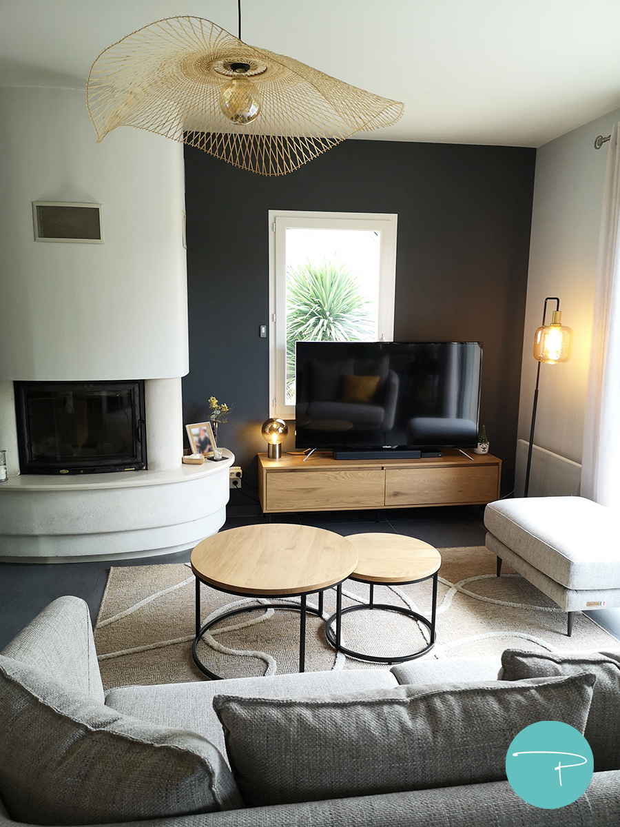 Coaching déco Vitré 35500, planche shopping salon et salle à manger style moderne épuré, mobilier bois, fauteuil jaune, canapé beige, suspensions bambou, style moderne, carrelage gris anthracite, murs gris, table bois pieds métal