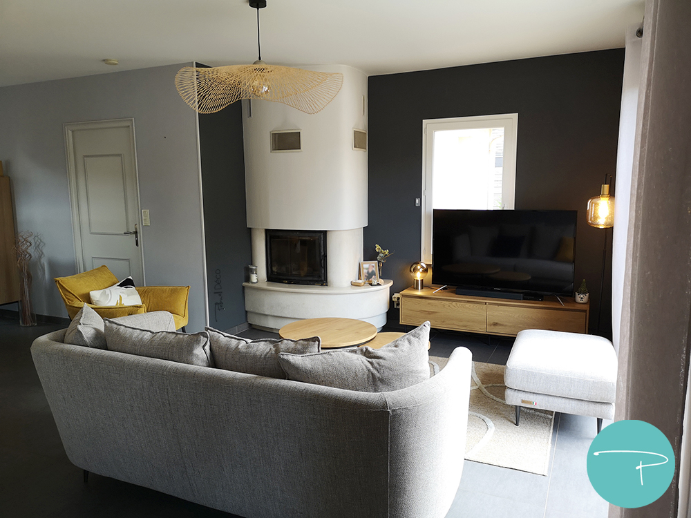 Coaching déco Vitré 35500, planche shopping salon et salle à manger style moderne épuré, mobilier bois, fauteuil jaune, canapé beige, suspensions bambou, style moderne, carrelage gris anthracite, murs gris, table bois pieds métal
