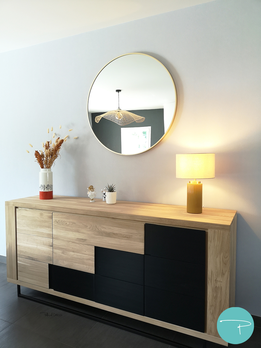 Coaching déco Vitré 35500, planche shopping salon et salle à manger style moderne épuré, mobilier bois, fauteuil jaune, canapé beige, suspensions bambou, style moderne, carrelage gris anthracite, murs gris, table bois pieds métal