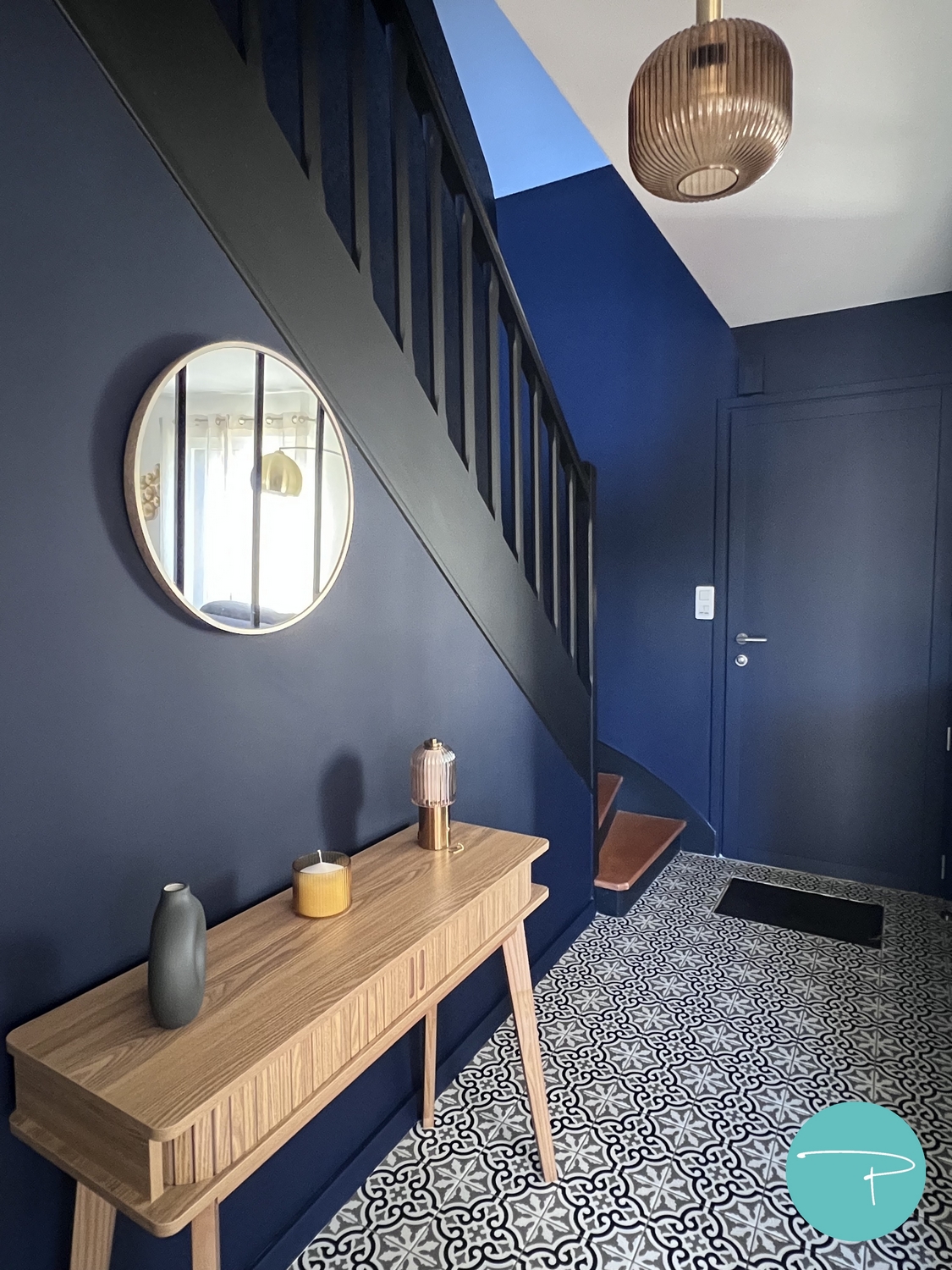 Entrée bleu foncé, bleu marine, portes de placards DIY, suspension verre strié, carrelage carreaux de ciment, escalier noir