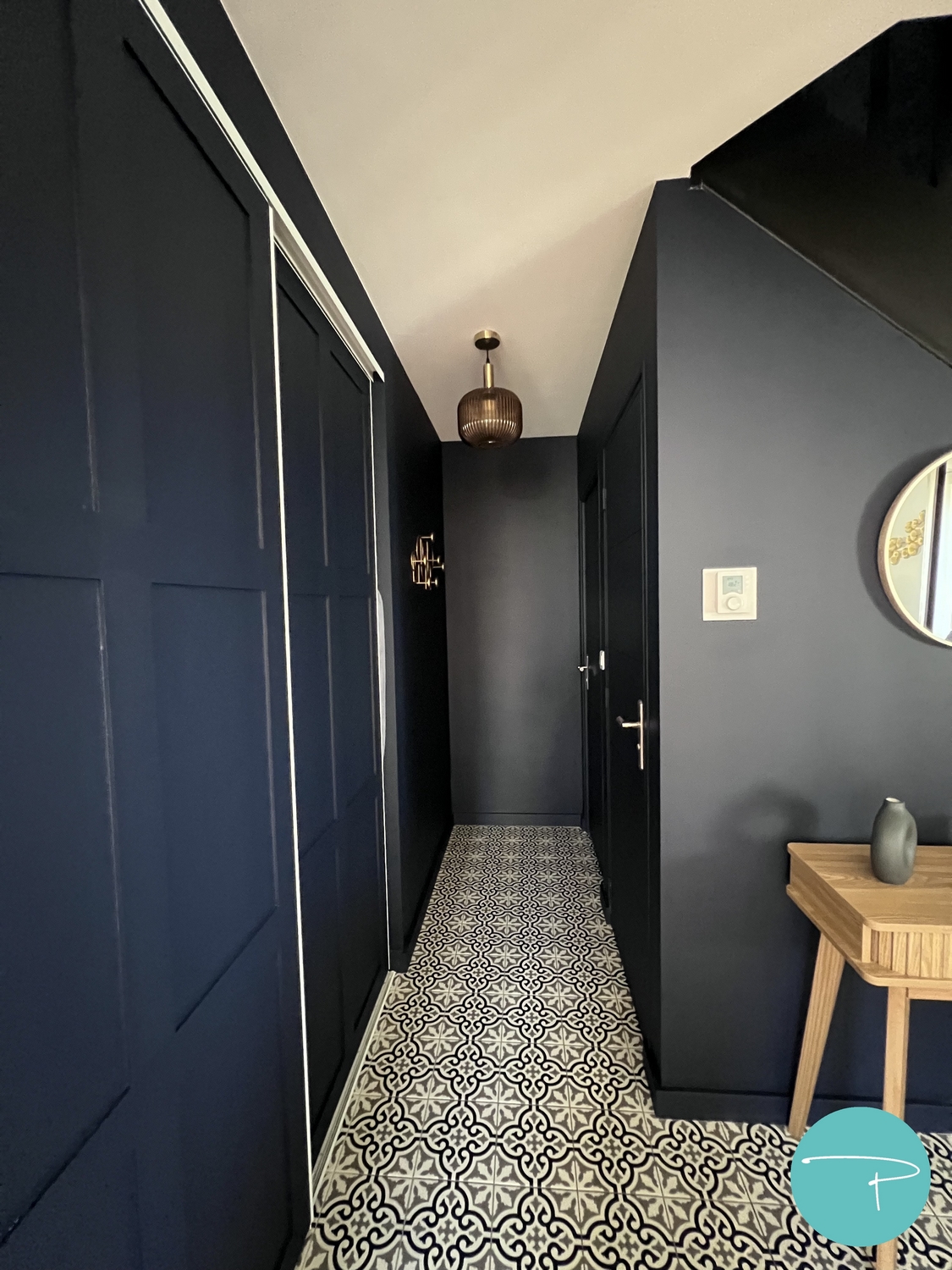 Entrée bleu foncé, bleu marine, portes de placards DIY, suspension verre strié, carrelage carreaux de ciment, escalier noir