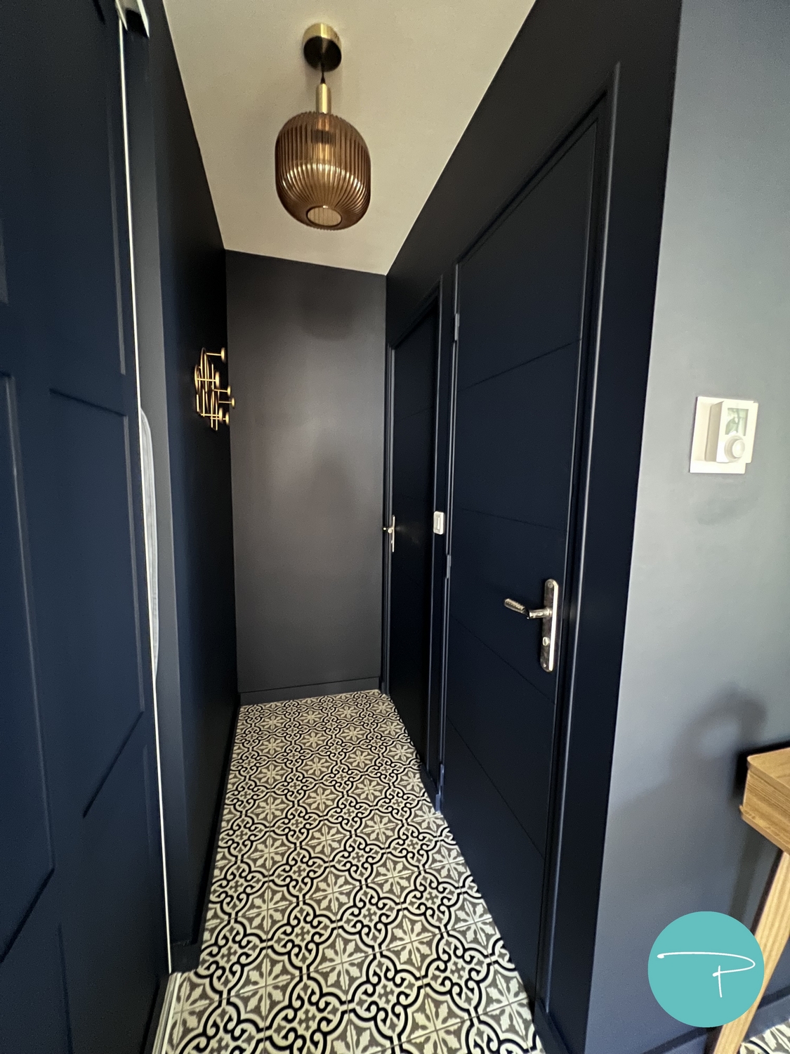 Entrée bleu foncé, bleu marine, portes de placards DIY, suspension verre strié, carrelage carreaux de ciment, escalier noir