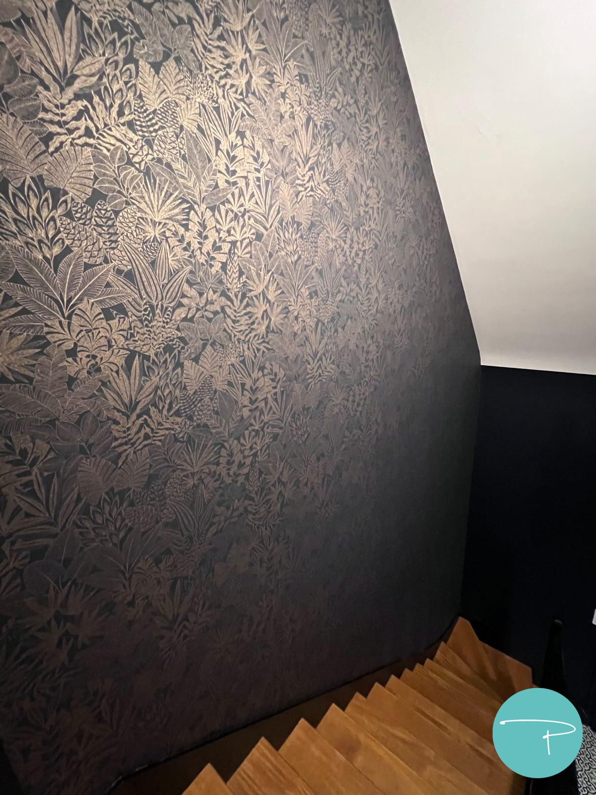 Entrée bleu foncé, bleu marine, portes de placards DIY, suspension verre strié, carrelage carreaux de ciment, escalier noir