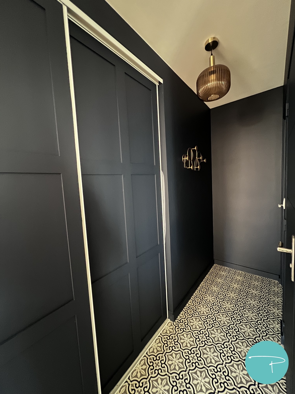 Entrée bleu foncé, bleu marine, portes de placards DIY, suspension verre strié, carrelage carreaux de ciment, escalier noir