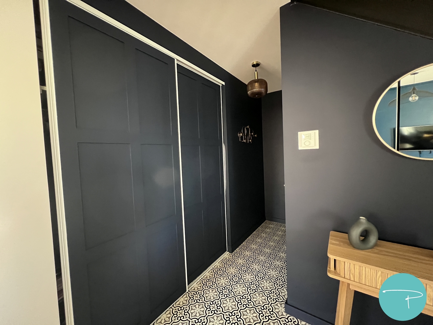 Entrée bleu foncé, bleu marine, portes de placards DIY, suspension verre strié, carrelage carreaux de ciment, escalier noir