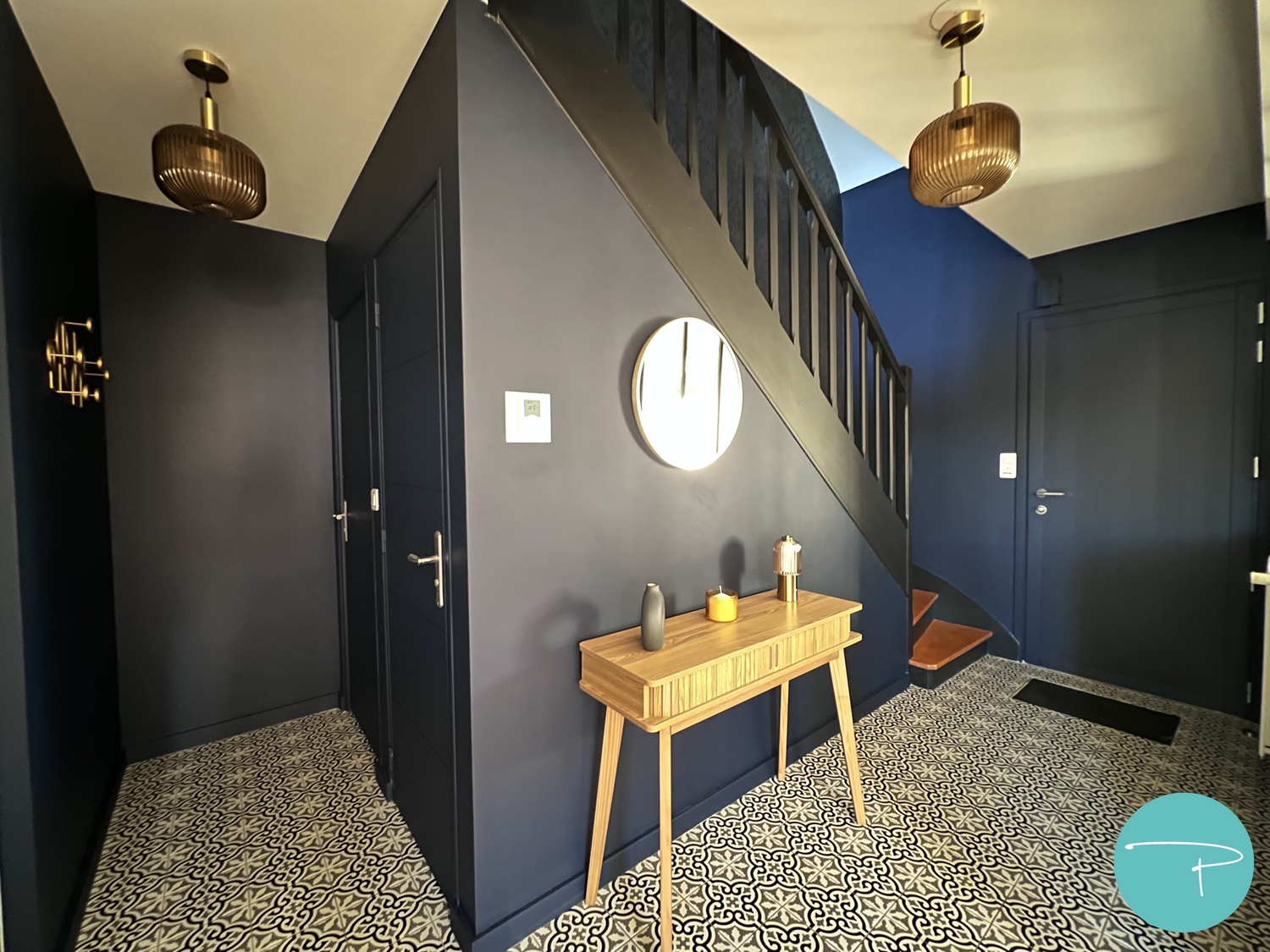 Entrée bleu foncé, bleu marine, portes de placards DIY, suspension verre strié, carrelage carreaux de ciment, escalier noir