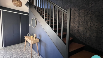 Entrée bleu foncé, bleu marine, portes de placards DIY, suspension verre strié, carrelage carreaux de ciment, escalier noir