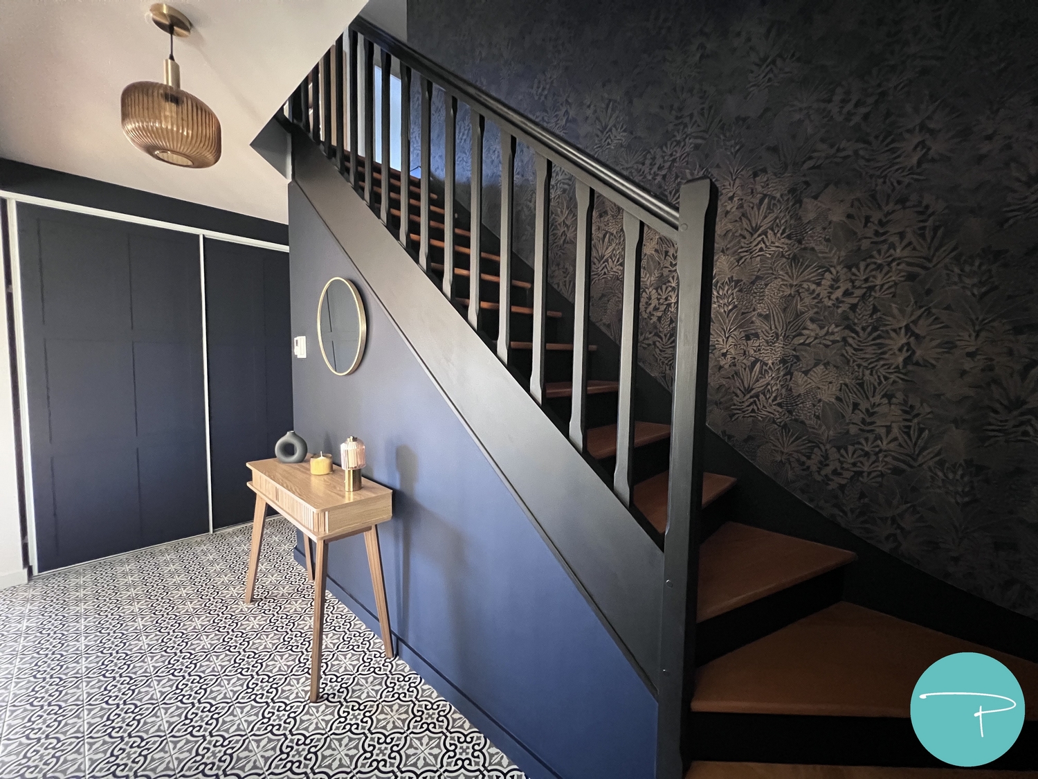 Entrée bleu foncé, bleu marine, portes de placards DIY, suspension verre strié, carrelage carreaux de ciment, escalier noir