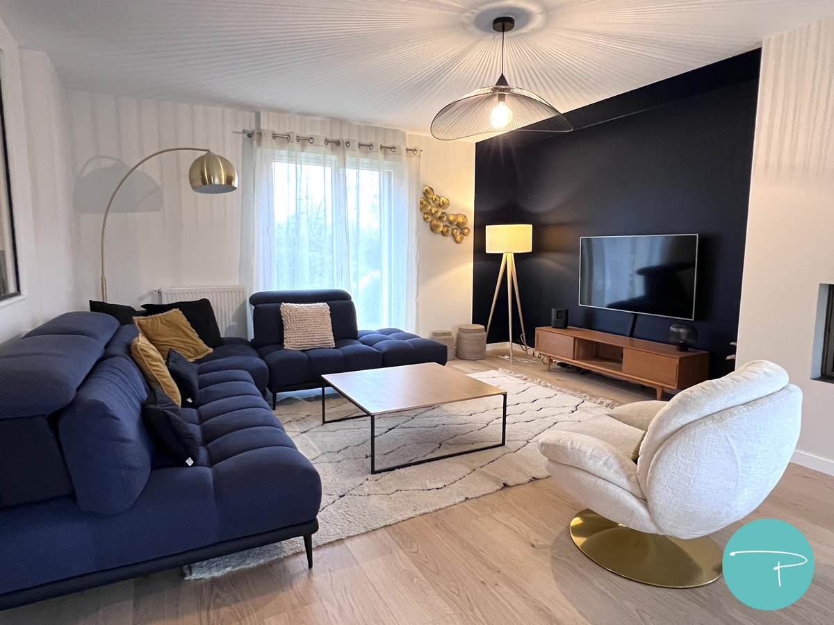 Photo décoration d'intérieur salon et salle à manger, style ethnique vintage scandinave moderne, bleu marine, bleu foncé, suspension métal noir, canapé bleu marine