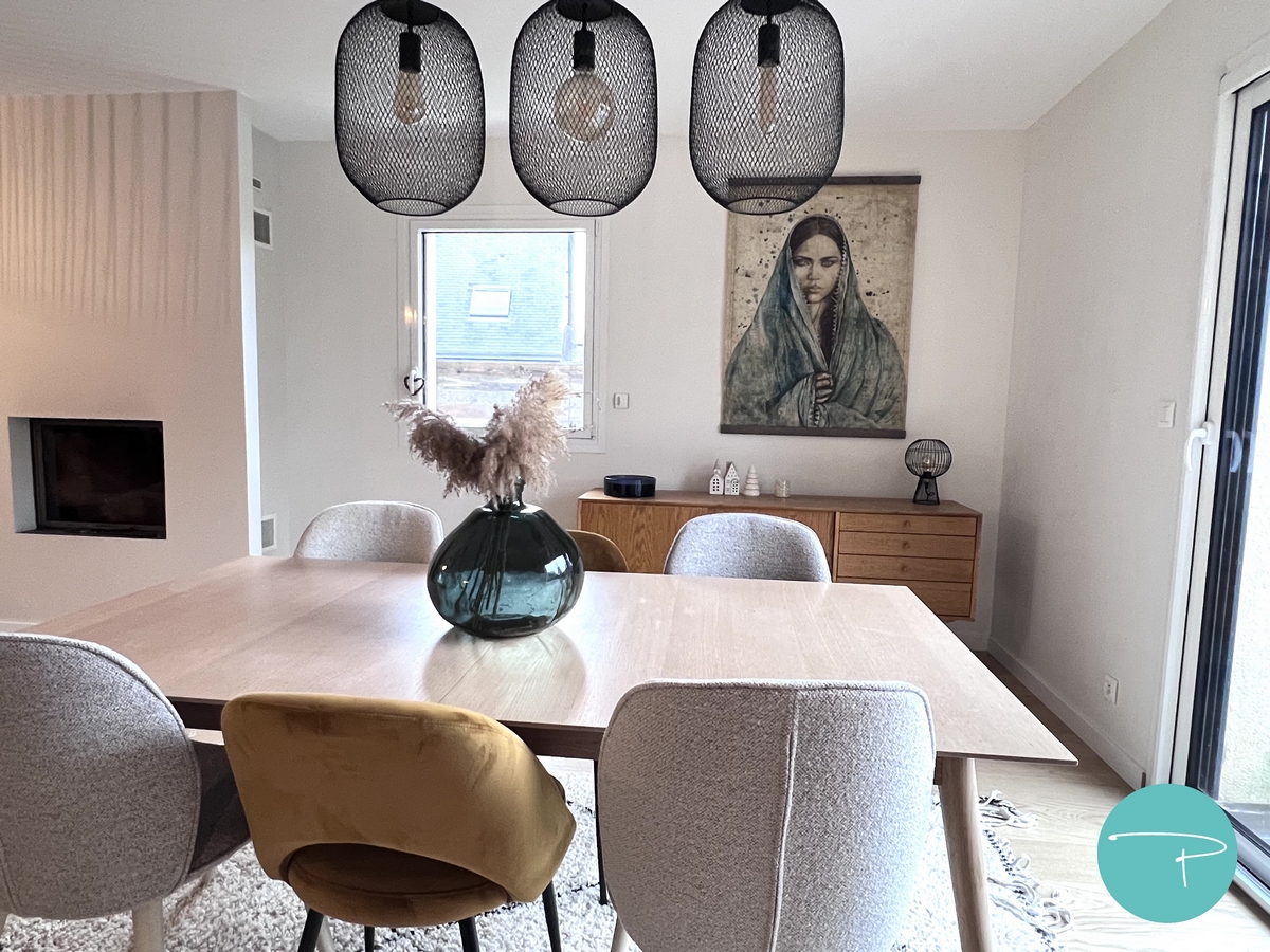 Photo décoration d'intérieur salon et salle à manger, style ethnique vintage scandinave moderne, bleu marine, bleu foncé, suspension métal noir, canapé bleu marine