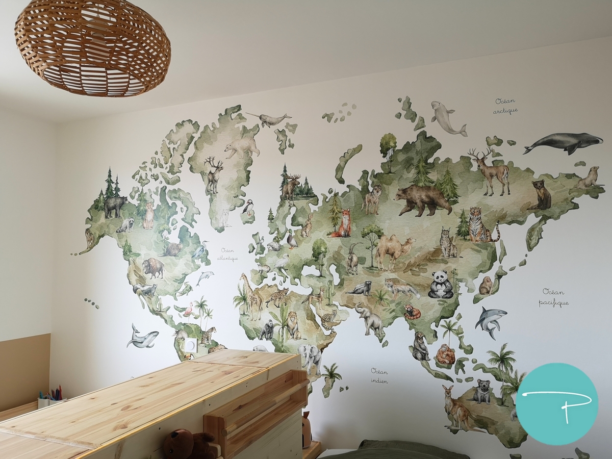 Chambre d’enfant décorée à Vitré autour d’une mappemonde panoramique illustrée. Une ambiance douce, naturelle et ludique, avec du mobilier en bois clair, des rangements pratiques et un univers inspiré du voyage, pensé pour stimuler l’imaginaire tout en conservant une pièce lumineuse et évolutive.