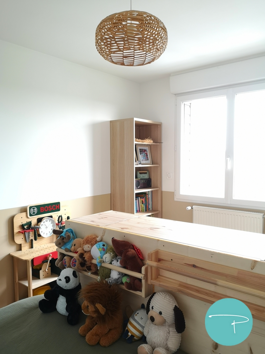 Chambre d’enfant décorée à Vitré autour d’une mappemonde panoramique illustrée. Une ambiance douce, naturelle et ludique, avec du mobilier en bois clair, des rangements pratiques et un univers inspiré du voyage, pensé pour stimuler l’imaginaire tout en conservant une pièce lumineuse et évolutive.