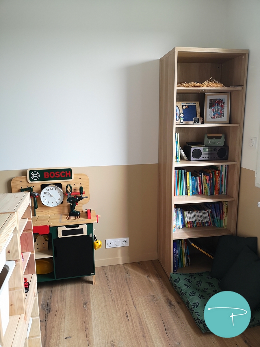 Chambre d’enfant décorée à Vitré autour d’une mappemonde panoramique illustrée. Une ambiance douce, naturelle et ludique, avec du mobilier en bois clair, des rangements pratiques et un univers inspiré du voyage, pensé pour stimuler l’imaginaire tout en conservant une pièce lumineuse et évolutive.
