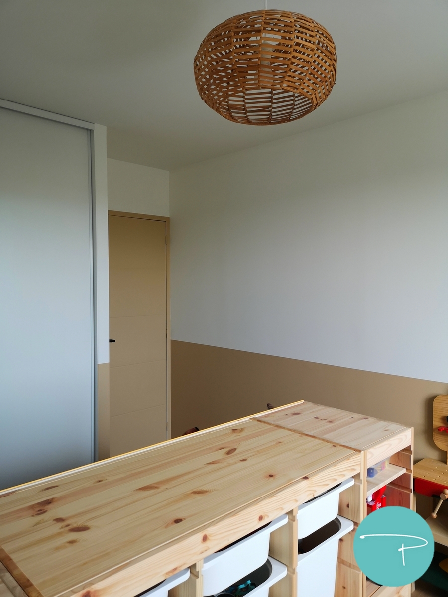 Chambre d’enfant décorée à Vitré autour d’une mappemonde panoramique illustrée. Une ambiance douce, naturelle et ludique, avec du mobilier en bois clair, des rangements pratiques et un univers inspiré du voyage, pensé pour stimuler l’imaginaire tout en conservant une pièce lumineuse et évolutive.