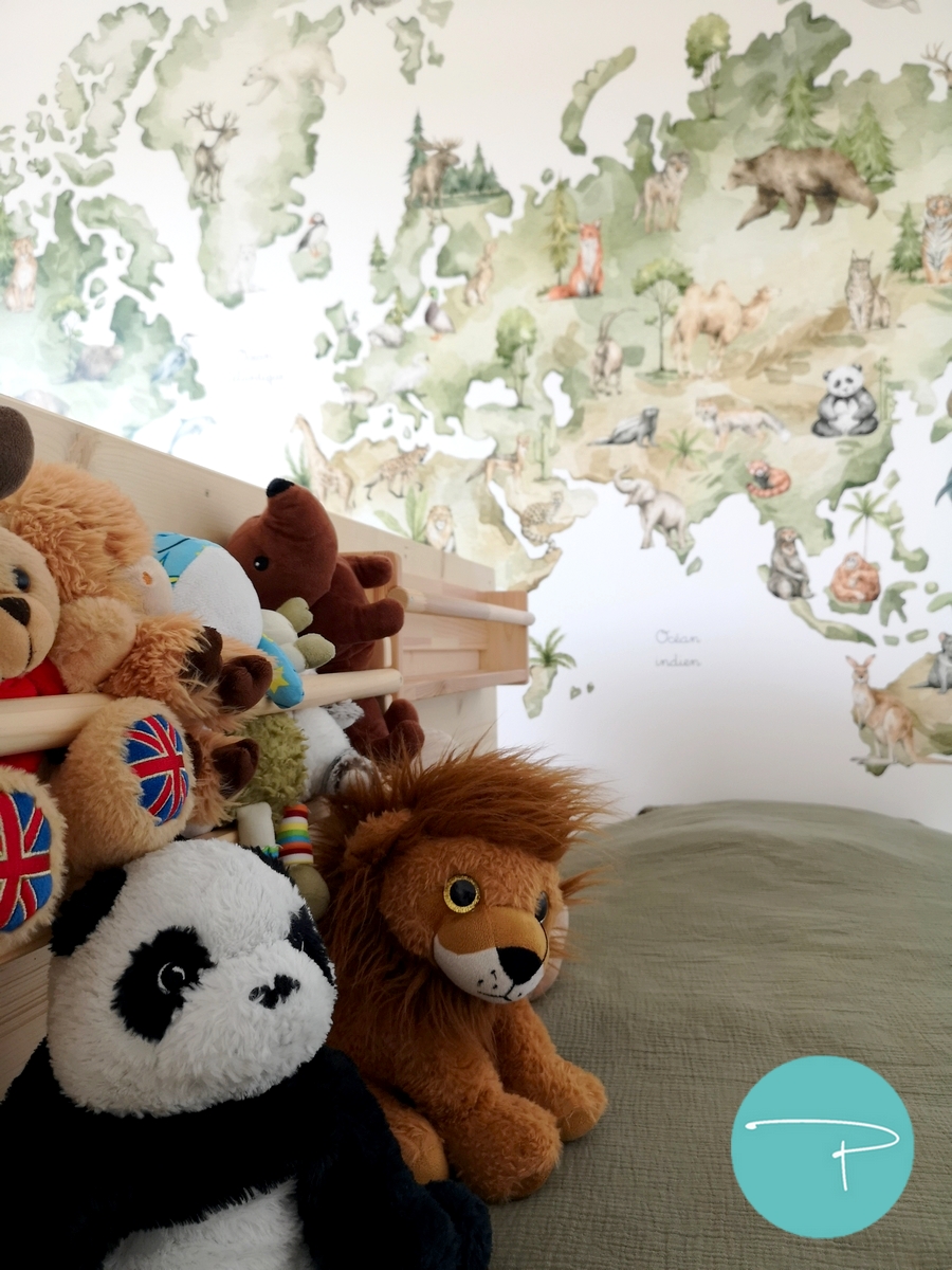 Chambre d’enfant décorée à Vitré autour d’une mappemonde panoramique illustrée. Une ambiance douce, naturelle et ludique, avec du mobilier en bois clair, des rangements pratiques et un univers inspiré du voyage, pensé pour stimuler l’imaginaire tout en conservant une pièce lumineuse et évolutive.