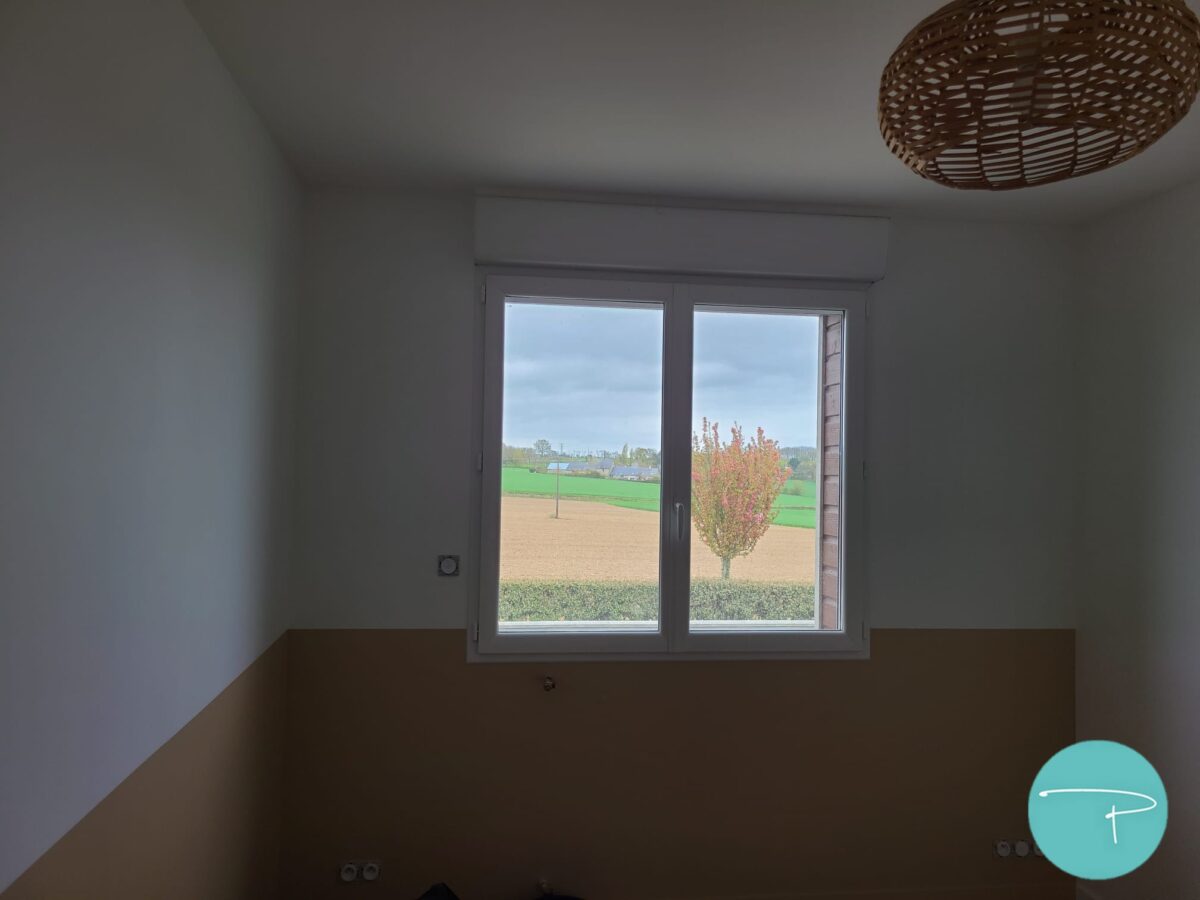 Chambre d’enfant décorée à Vitré autour d’une mappemonde panoramique illustrée. Une ambiance douce, naturelle et ludique, avec du mobilier en bois clair, des rangements pratiques et un univers inspiré du voyage, pensé pour stimuler l’imaginaire tout en conservant une pièce lumineuse et évolutive.