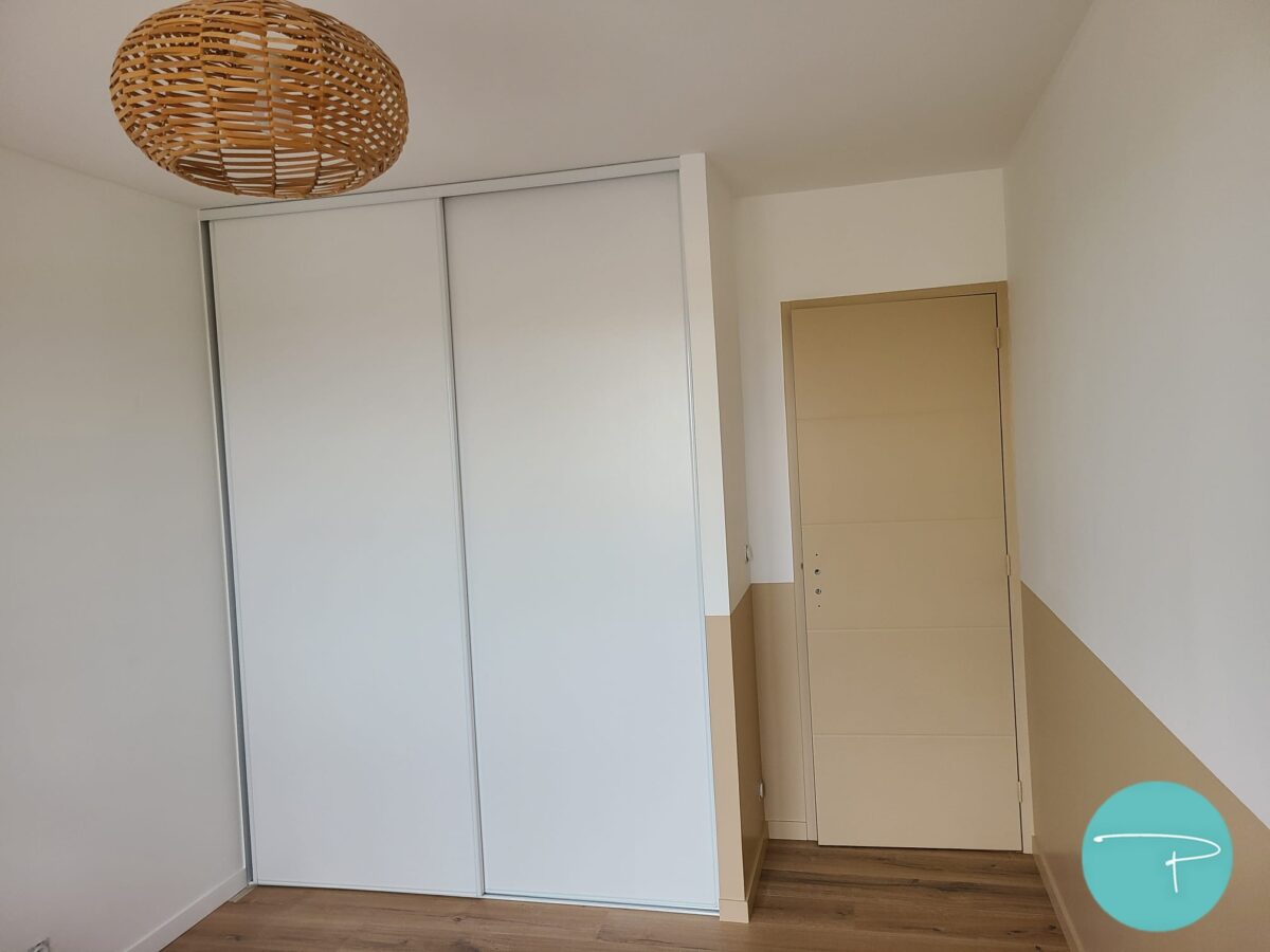 Chambre d’enfant décorée à Vitré autour d’une mappemonde panoramique illustrée. Une ambiance douce, naturelle et ludique, avec du mobilier en bois clair, des rangements pratiques et un univers inspiré du voyage, pensé pour stimuler l’imaginaire tout en conservant une pièce lumineuse et évolutive.