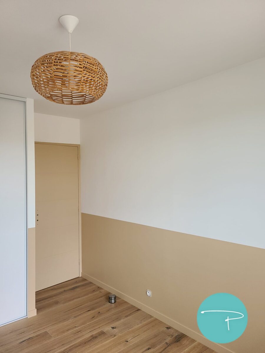 Chambre d’enfant décorée à Vitré autour d’une mappemonde panoramique illustrée. Une ambiance douce, naturelle et ludique, avec du mobilier en bois clair, des rangements pratiques et un univers inspiré du voyage, pensé pour stimuler l’imaginaire tout en conservant une pièce lumineuse et évolutive.