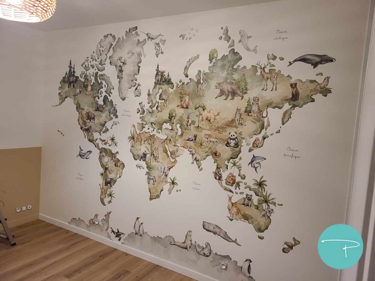 Chambre d’enfant décorée à Vitré autour d’une mappemonde panoramique illustrée. Une ambiance douce, naturelle et ludique, avec du mobilier en bois clair, des rangements pratiques et un univers inspiré du voyage, pensé pour stimuler l’imaginaire tout en conservant une pièce lumineuse et évolutive.