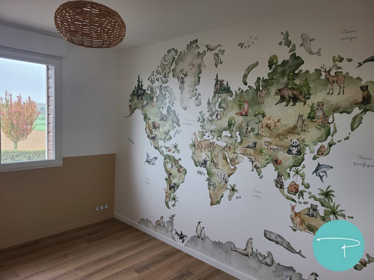 Chambre d’enfant décorée à Vitré autour d’une mappemonde panoramique illustrée. Une ambiance douce, naturelle et ludique, avec du mobilier en bois clair, des rangements pratiques et un univers inspiré du voyage, pensé pour stimuler l’imaginaire tout en conservant une pièce lumineuse et évolutive.