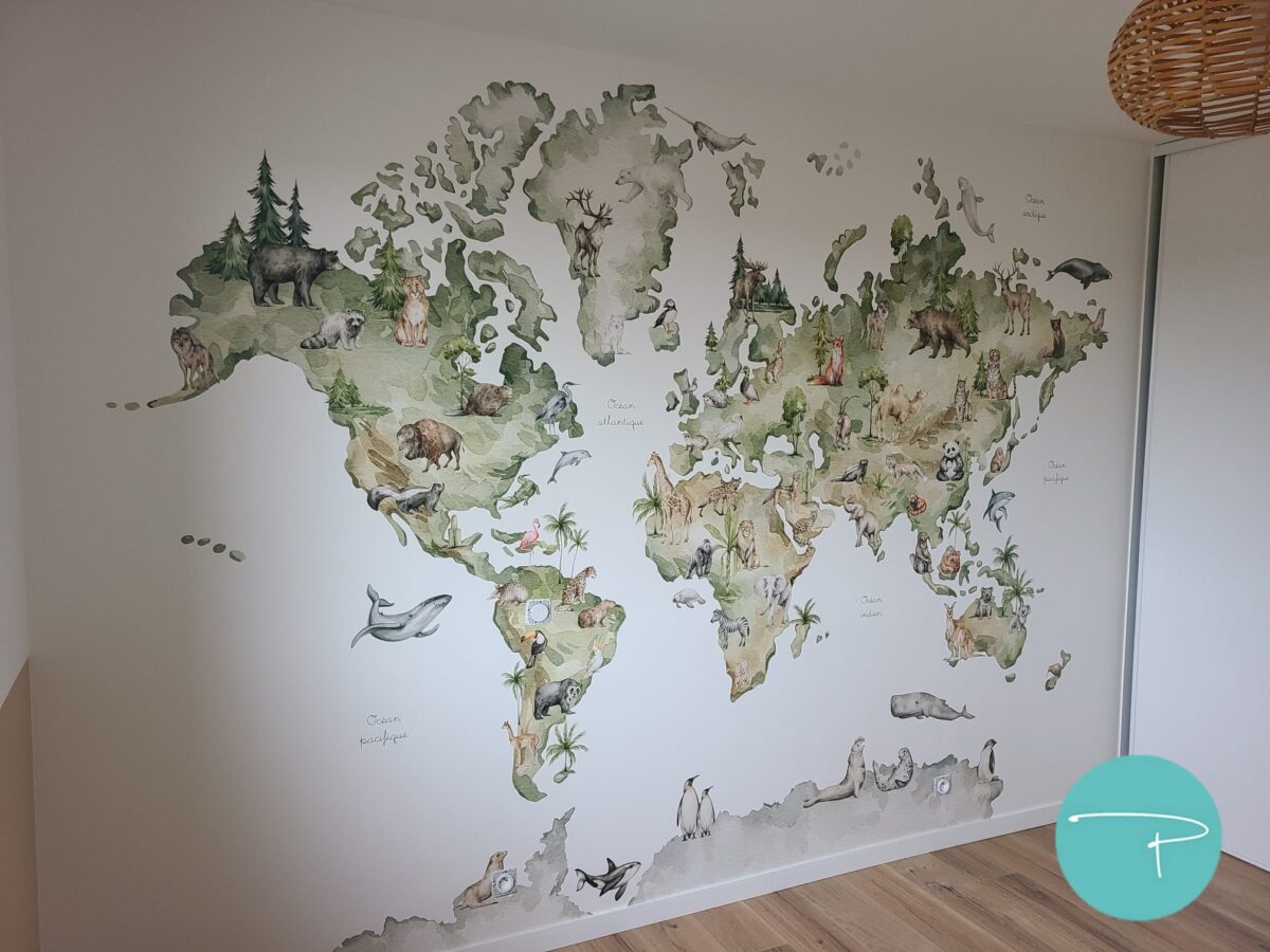 Chambre d’enfant décorée à Vitré autour d’une mappemonde panoramique illustrée. Une ambiance douce, naturelle et ludique, avec du mobilier en bois clair, des rangements pratiques et un univers inspiré du voyage, pensé pour stimuler l’imaginaire tout en conservant une pièce lumineuse et évolutive.