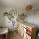 Chambre d’enfant décorée à Vitré autour d’une mappemonde panoramique illustrée. Une ambiance douce, naturelle et ludique, avec du mobilier en bois clair, des rangements pratiques et un univers inspiré du voyage, pensé pour stimuler l’imaginaire tout en conservant une pièce lumineuse et évolutive.