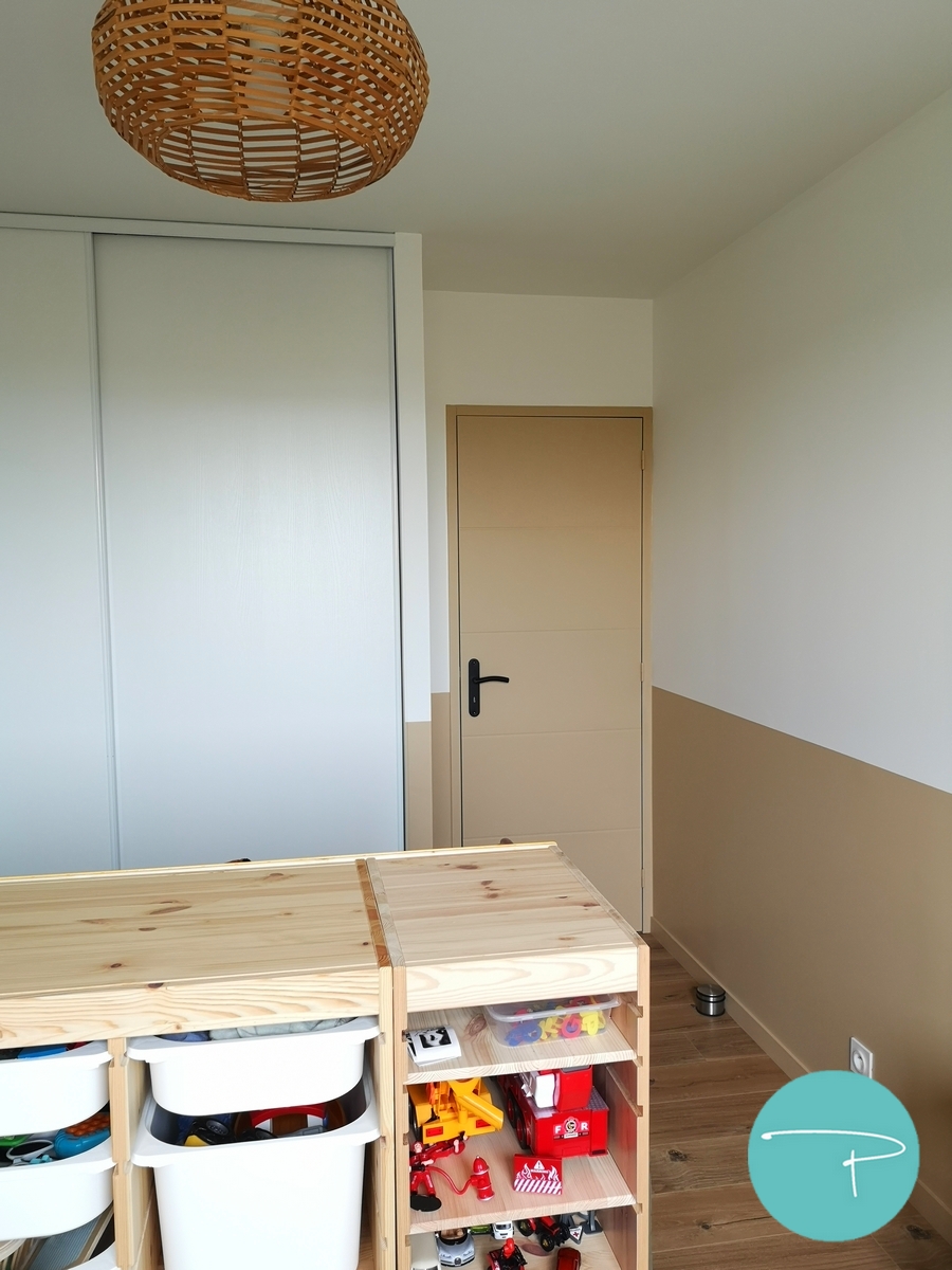 Chambre d’enfant décorée à Vitré autour d’une mappemonde panoramique illustrée. Une ambiance douce, naturelle et ludique, avec du mobilier en bois clair, des rangements pratiques et un univers inspiré du voyage, pensé pour stimuler l’imaginaire tout en conservant une pièce lumineuse et évolutive.